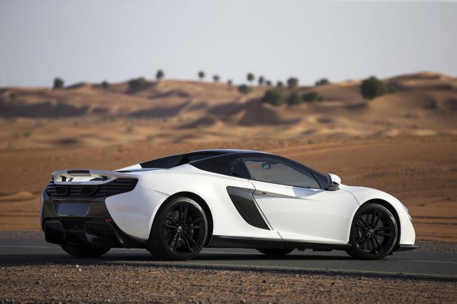 Mclaren 650s spider al sahara 79 avec une peinture a la poussiere d or 