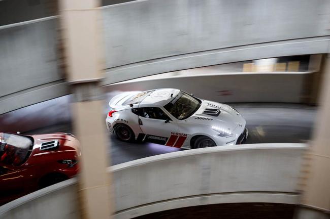 Black friday deux nissan 370z dans un centre commercial abandonne 