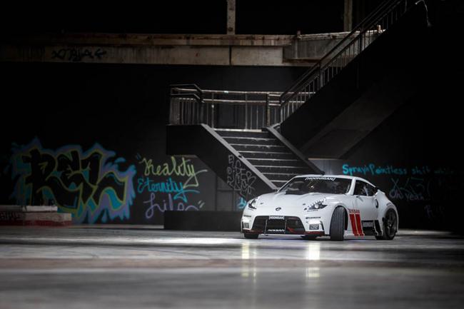 Black friday deux nissan 370z dans un centre commercial abandonne 