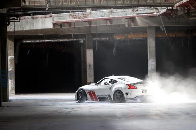 Black friday deux nissan 370z dans un centre commercial abandonne 