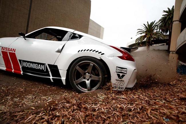 Black friday deux nissan 370z dans un centre commercial abandonne 