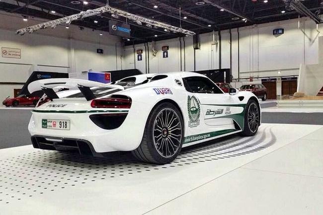 La police de dubai s equipe d une porsche 918 spyder 