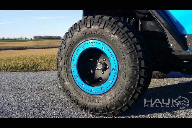 Hauk design pose un v8 hellcat dans un jeep wrangler 