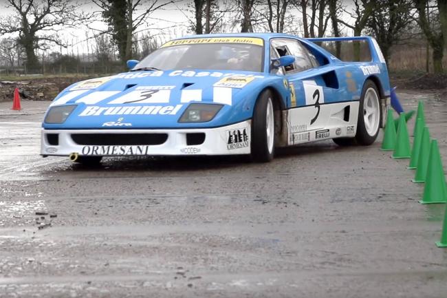 Une ferrari f40 en drift au milieu d une ferme 