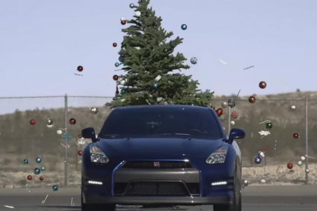 Une nissan gt r pour demonter votre sapin de noel 