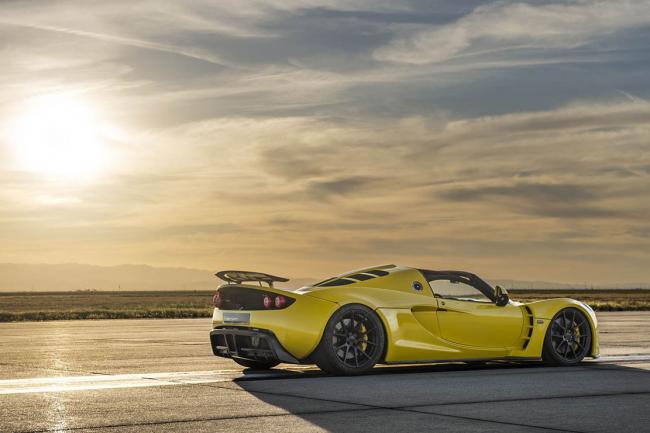 Hennessey venom gt spyder une vitesse de pointe de 427 km h 