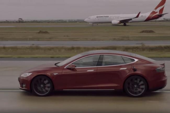 Video : la Tesla Model S affronte un boeing 737