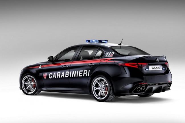 La police italienne roule en alfa romeo giulia quadrifoglio 