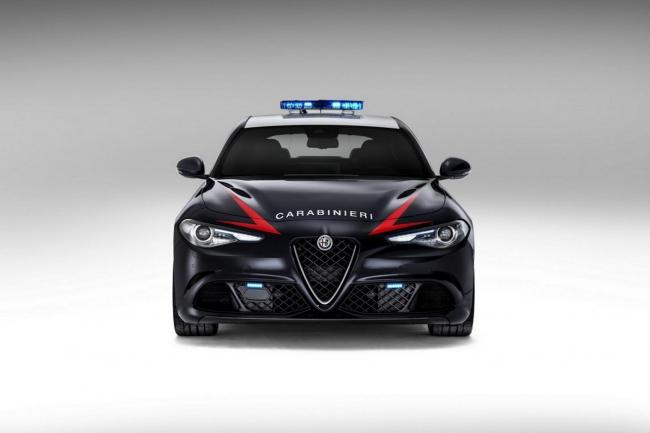 La police italienne roule en alfa romeo giulia quadrifoglio 