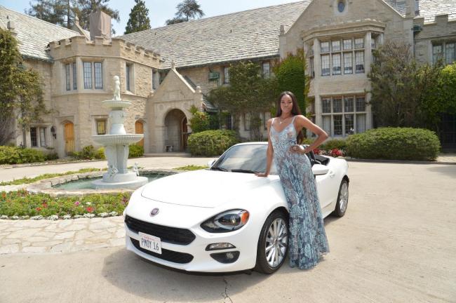 Une fiat 124 spider pour la playmate playboy de l annee 