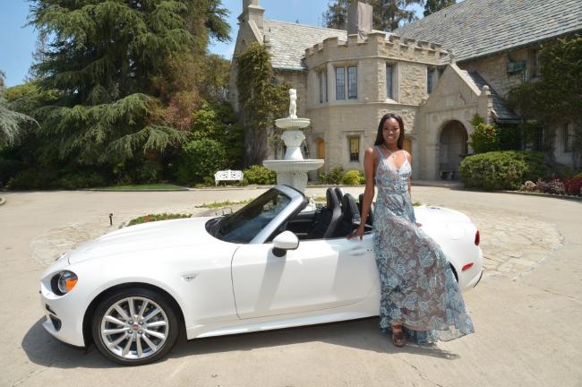 Une fiat 124 spider pour la playmate playboy de l annee 