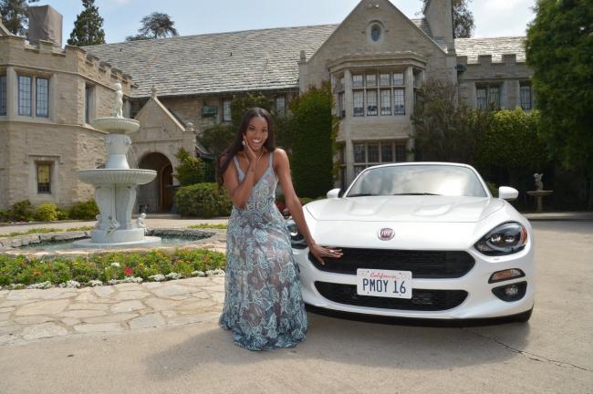 Une fiat 124 spider pour la playmate playboy de l annee 