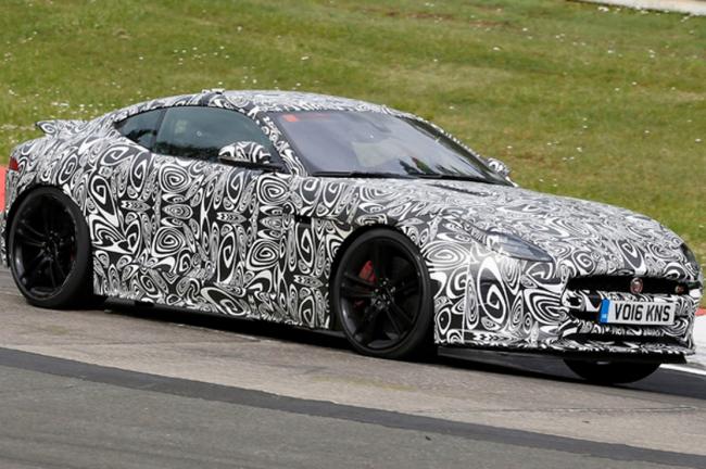 Jaguar f type la version restylee se montre au nurburgring 