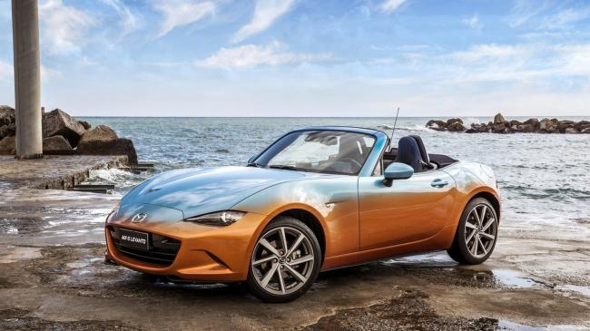 Mazda mx 5 levanto en habits d ete et interieur en jean 