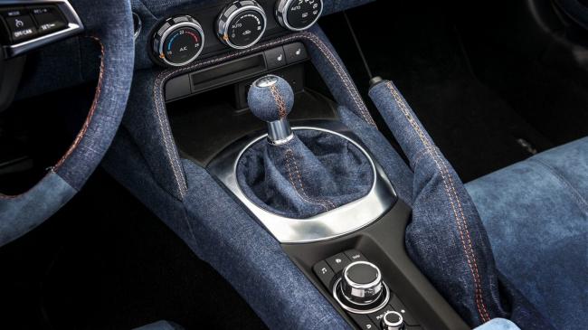 Mazda mx 5 levanto en habits d ete et interieur en jean 