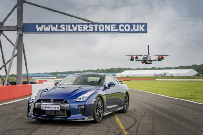 Drone nissan gt r le drone le plus rapide mais pas assez face a la gt r 