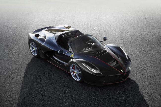 La ferrari laferrari aperta montre le bout de son capot 