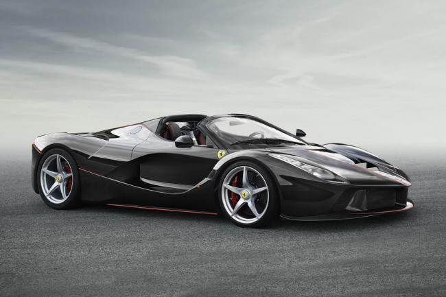 La ferrari laferrari aperta montre le bout de son capot 