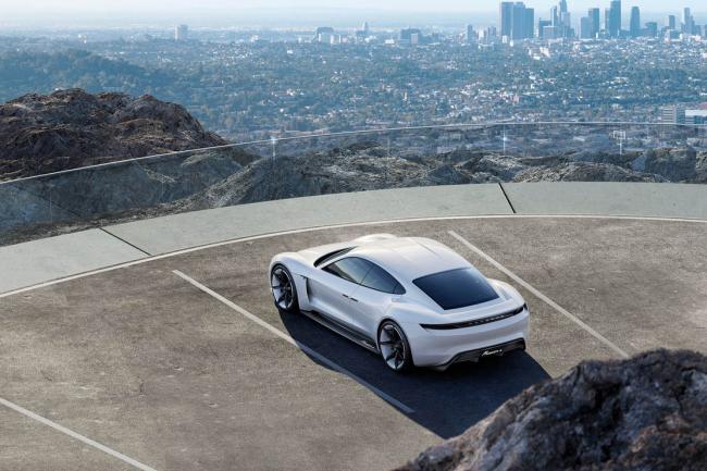 Mission e porsche met les bouchees doubles pour sa berline electrique 