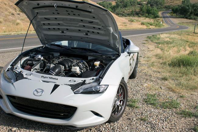 Flyin miata pose un v8 de camaro dans le mazda mx 5 