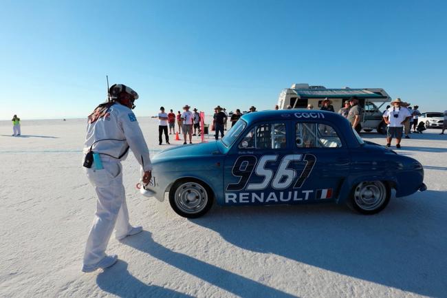 Renault classic a apporte l etoile filante et la dauphine a bonneville 