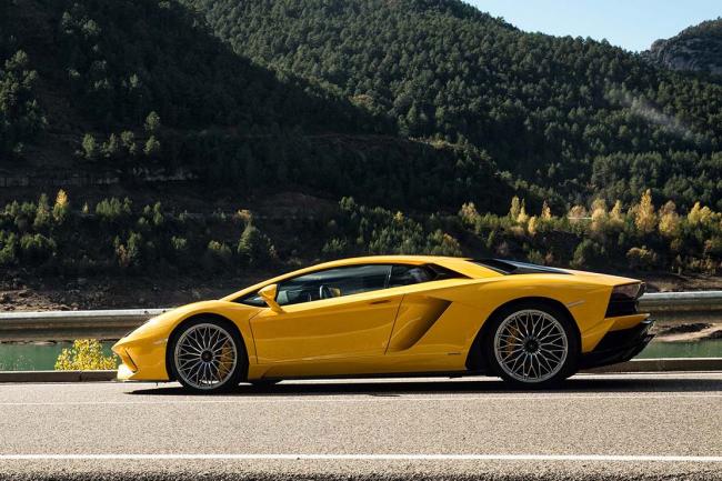 Lamborghini aventador s 740 ch et quatre roues directrices 