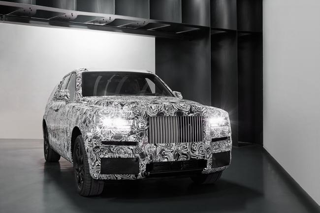 Le suv rolls royce cullinan se decouvre legerement 