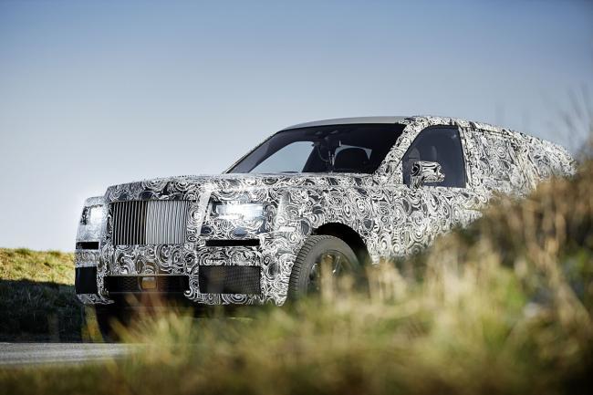 Le suv rolls royce cullinan se decouvre legerement 