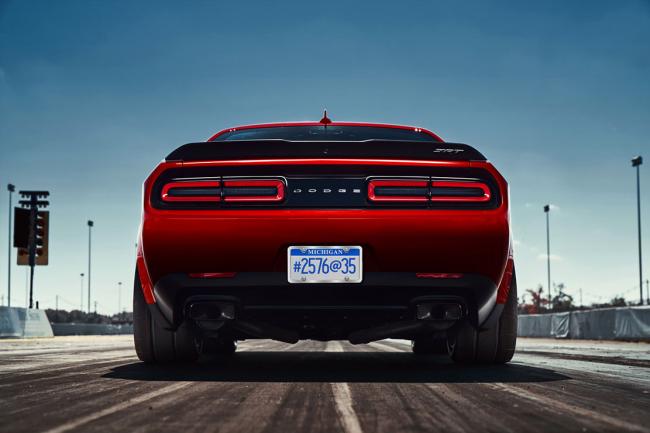 Dodge challenger demon des pneus de dragster a l arriere 