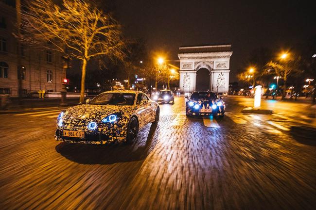 La nouvelle alpine a120 se promene la nuit dans paris 