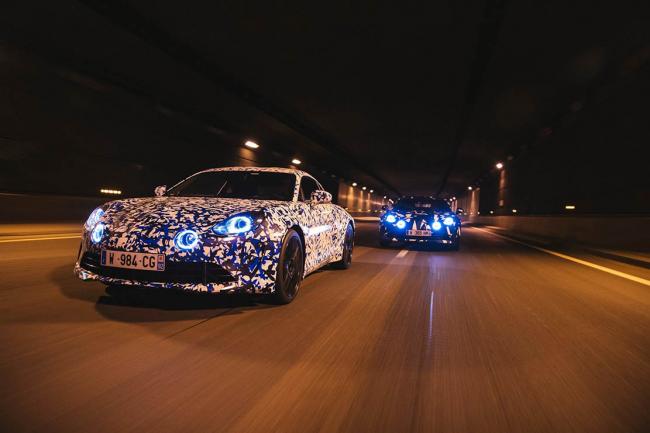 La nouvelle alpine a120 se promene la nuit dans paris 