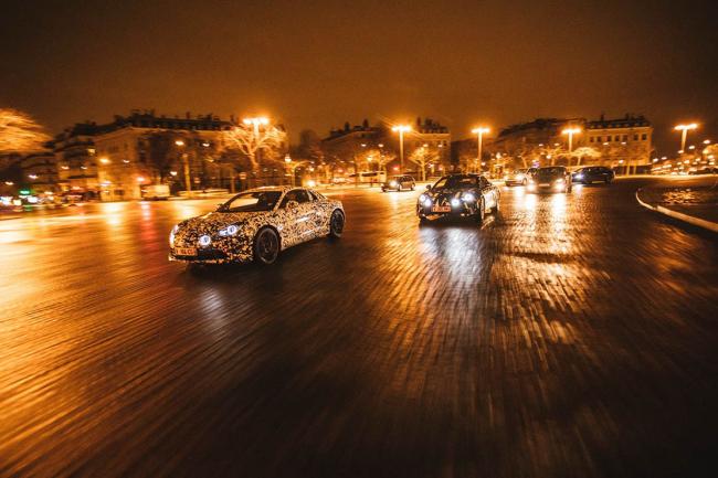 La nouvelle alpine a120 se promene la nuit dans paris 