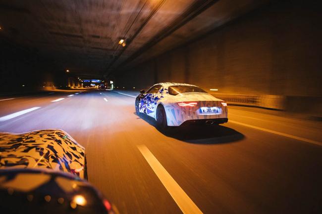 La nouvelle alpine a120 se promene la nuit dans paris 