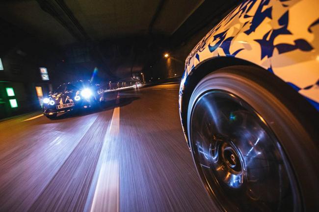 La nouvelle alpine a120 se promene la nuit dans paris 