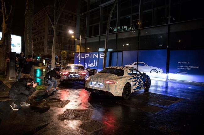 La nouvelle alpine a120 se promene la nuit dans paris 