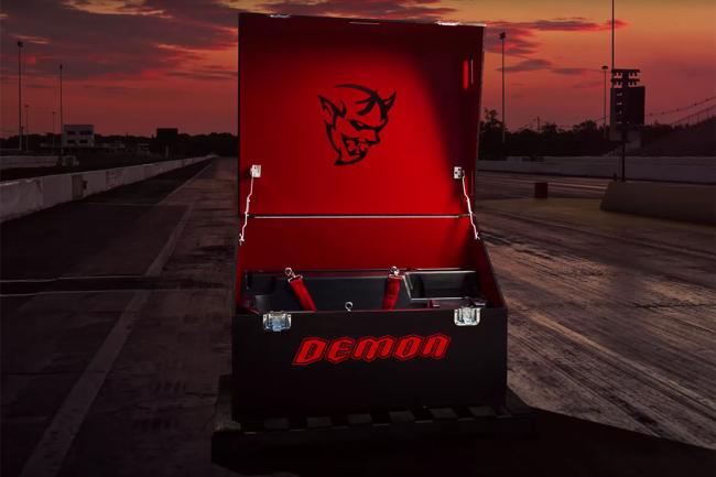 Dodge challenger demon un seul siege a bord pour economiser les kilos 