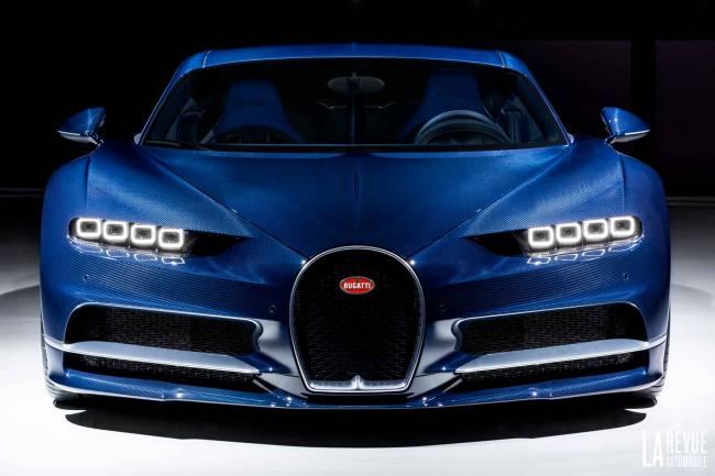 Bugatti chiron en carbone apparent bleu royal 