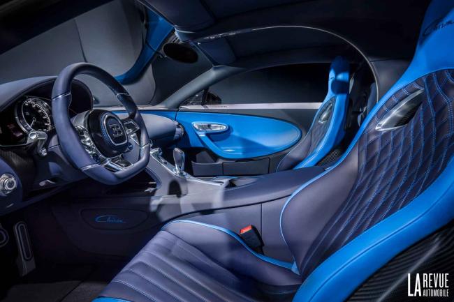 Bugatti chiron en carbone apparent bleu royal 