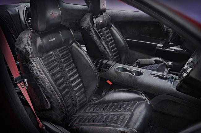 Une ford mustang avec un interieur en cuir et criniere de mustang 