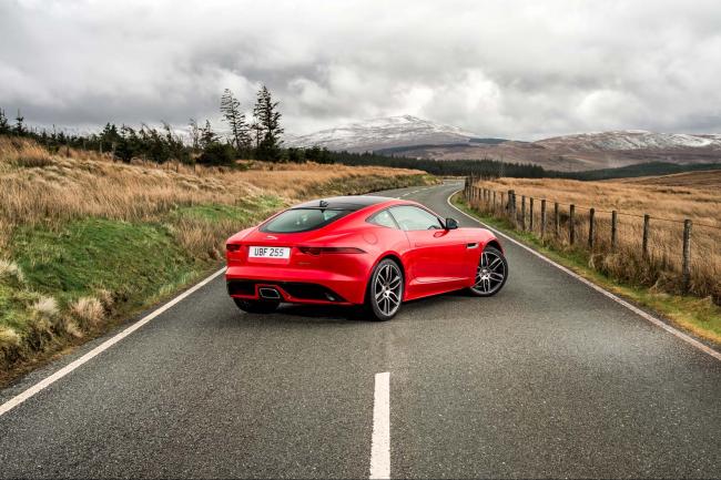 Jaguar f type avec un 4 cylindres de 300 ch 