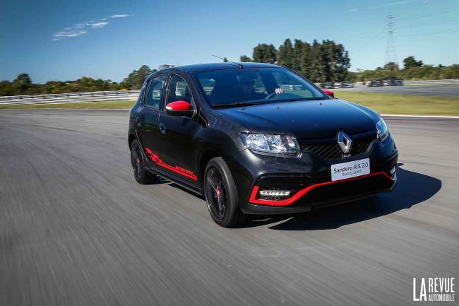 Une dacia sandero rs mais pour le bresil et sous la marque renault 