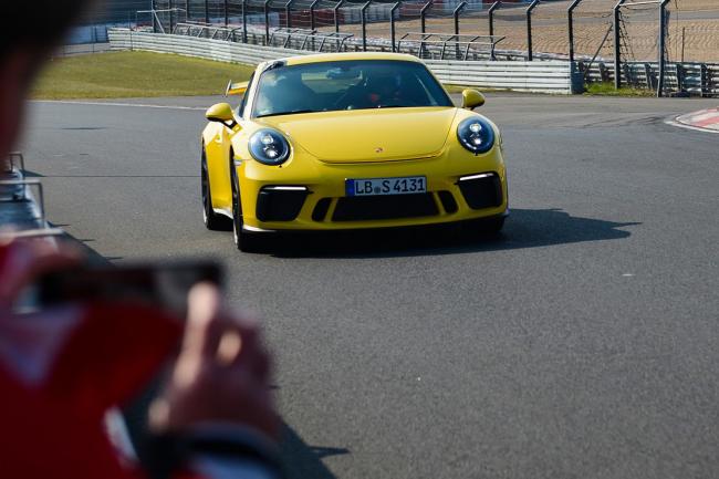 La porsche 911 gt3 signe un chrono de 7 12 sur le nurburgring 