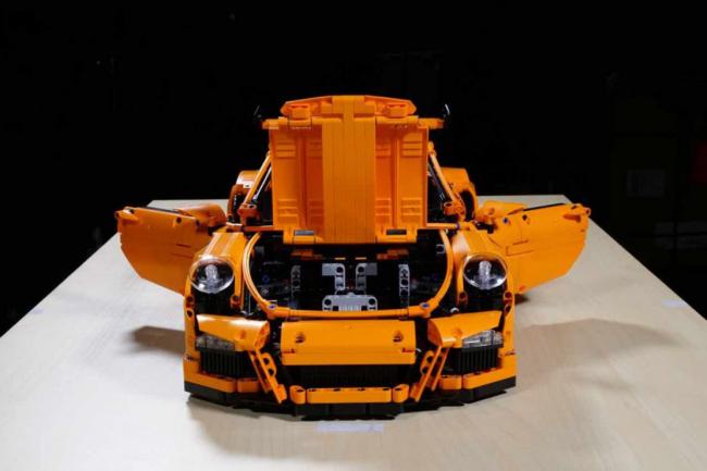 Le crash test de la porsche 911 gt3 rs de lego un feu d artifice de briques 