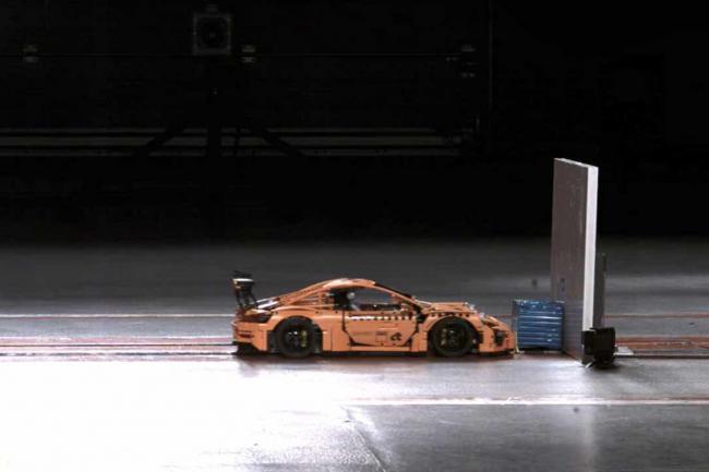 Le crash test de la porsche 911 gt3 rs de lego un feu d artifice de briques 