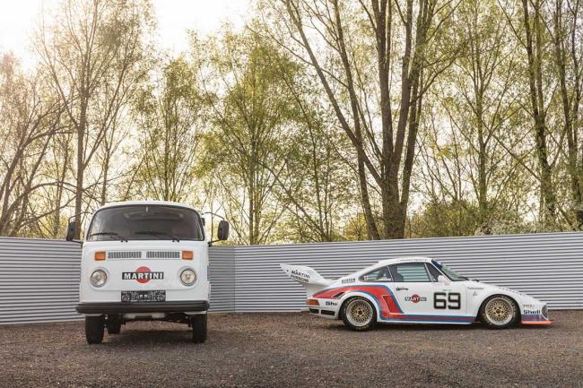 Une porsche 934 5 et un vw combi t2 proposes aux encheres 