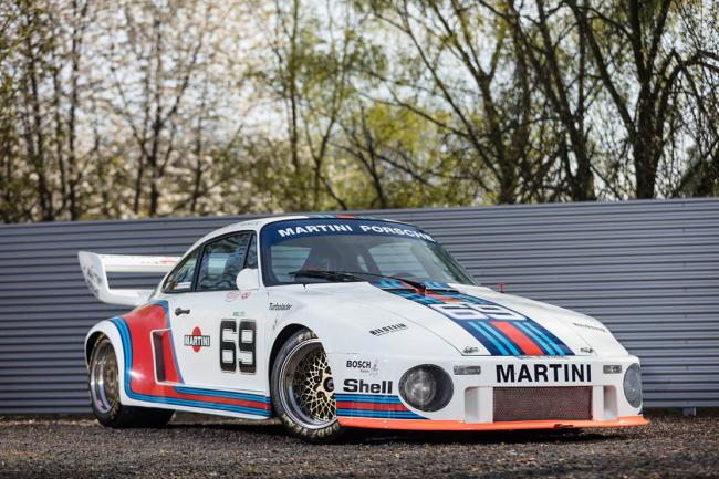 Une porsche 934 5 et un vw combi t2 proposes aux encheres 