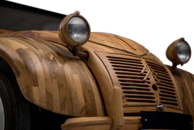 Cette citroen 2cv est en bois 