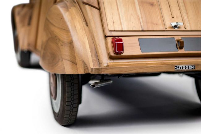 Cette citroen 2cv est en bois 