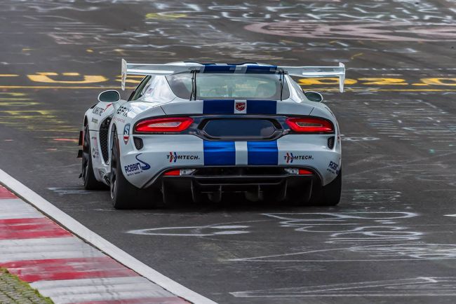 La dodge viper acr signe un chrono de 7 03 sur le nurburgring 