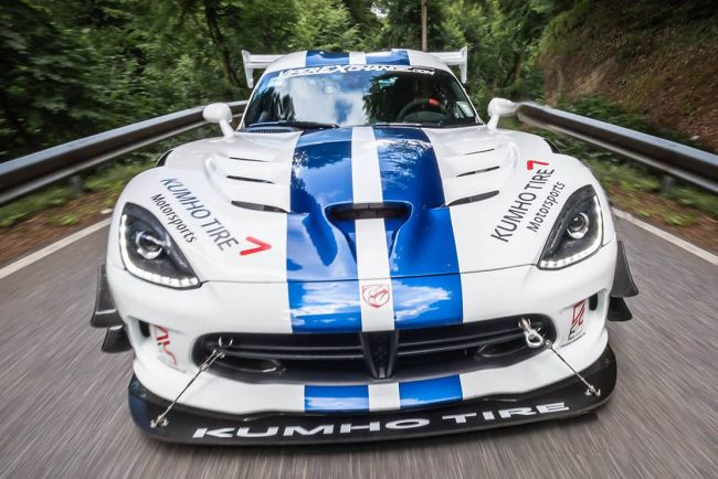 La dodge viper acr signe un chrono de 7 03 sur le nurburgring 